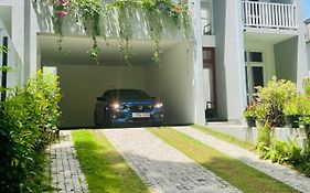 Oesis - Stylish Villa Steps From Historic Galle Fort